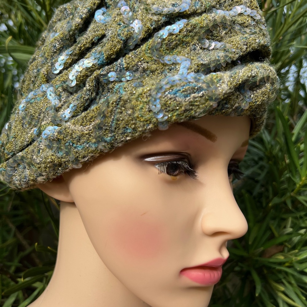 VINTAGE CHRISTIAN DIOR GREEN SEQUINED HAT - Picture 6 of 7